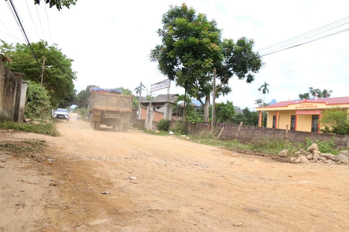 Lào Cai: Đường xuống cấp nghiêm trọng, người dân mong chờ con đường mới