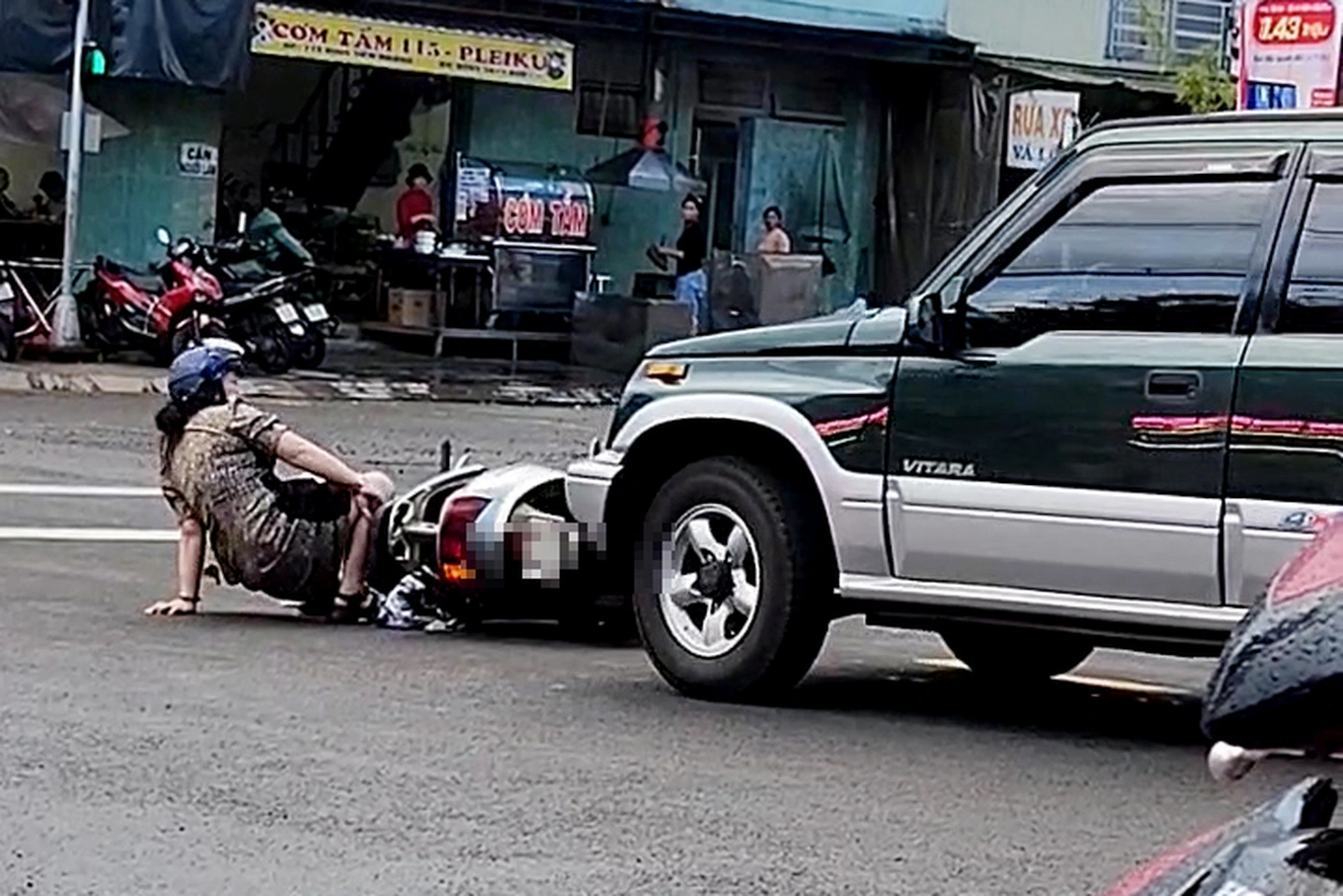 Clip tài xế ô tô tông người phụ nữ chở con nhỏ