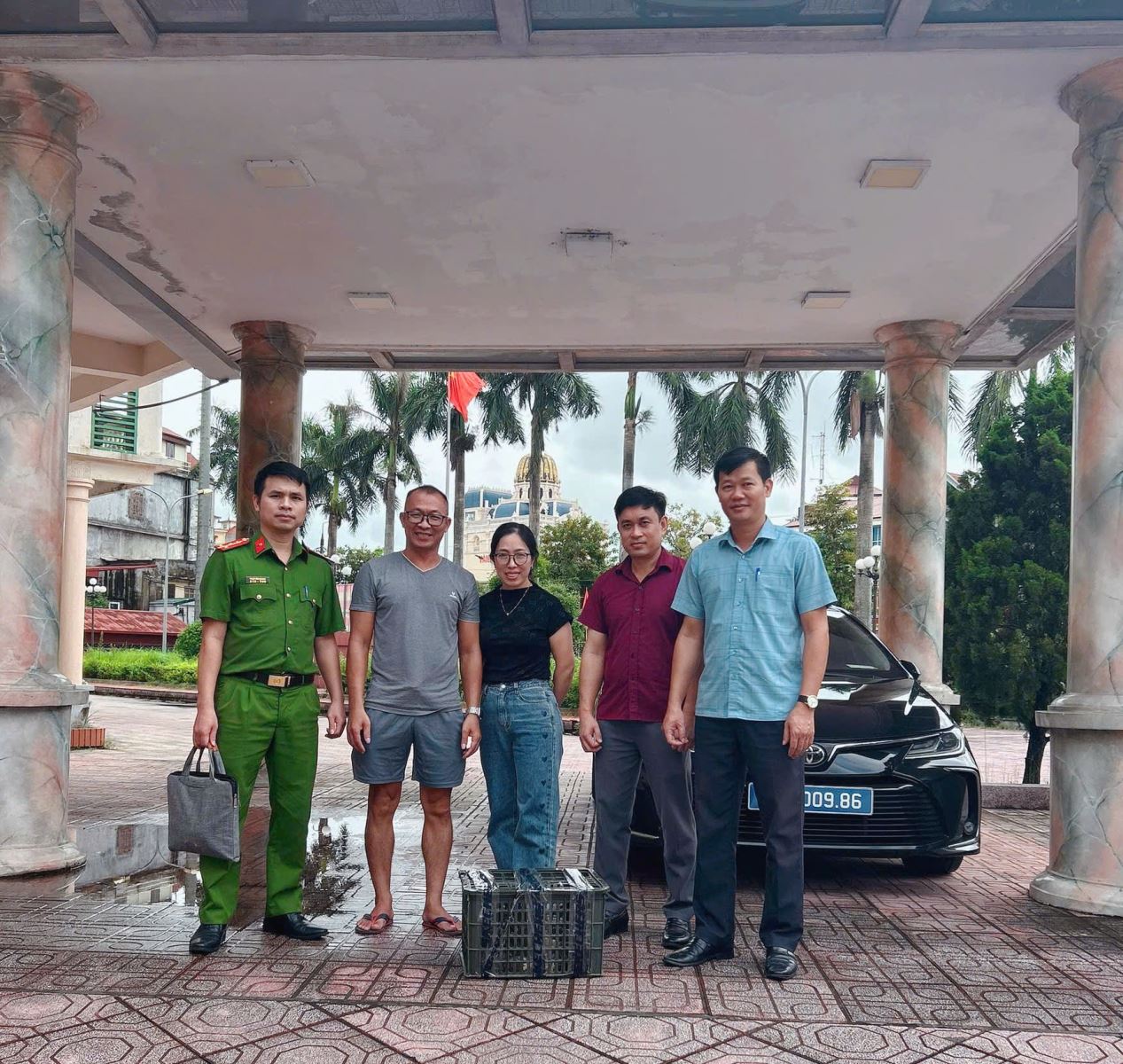 Hưng Yên: Người dân giao nộp cá thể Diều hoa quý hiếm có tên trong danh sách đỏ cho Công an xã Đông Hưng