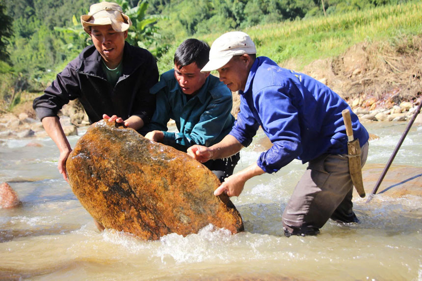 Người dân vùng cao Lào Cai chung sức sửa cầu sau mưa lũ
