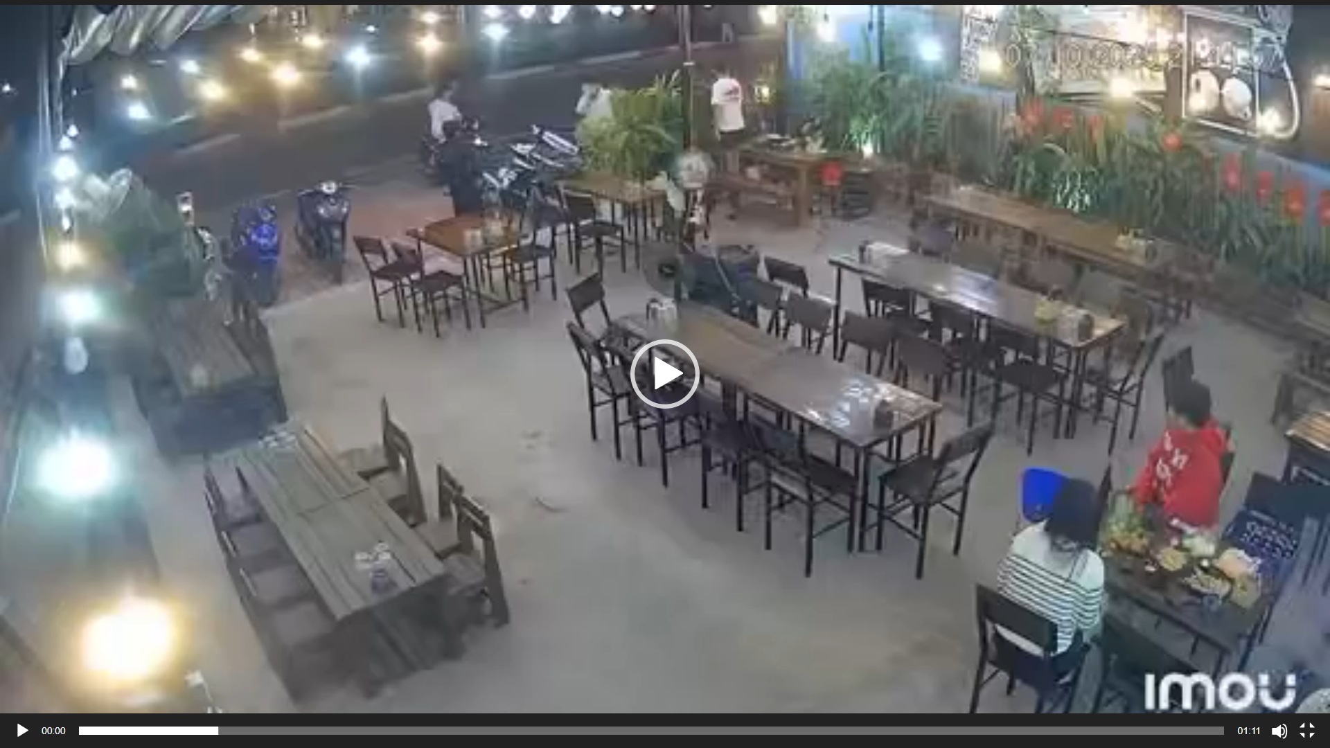 Camera ghi cảnh ô tô lao vào quán nhậu, mẹ của chủ quán tử vong: Hé lộ nguyên nhân ban đầu