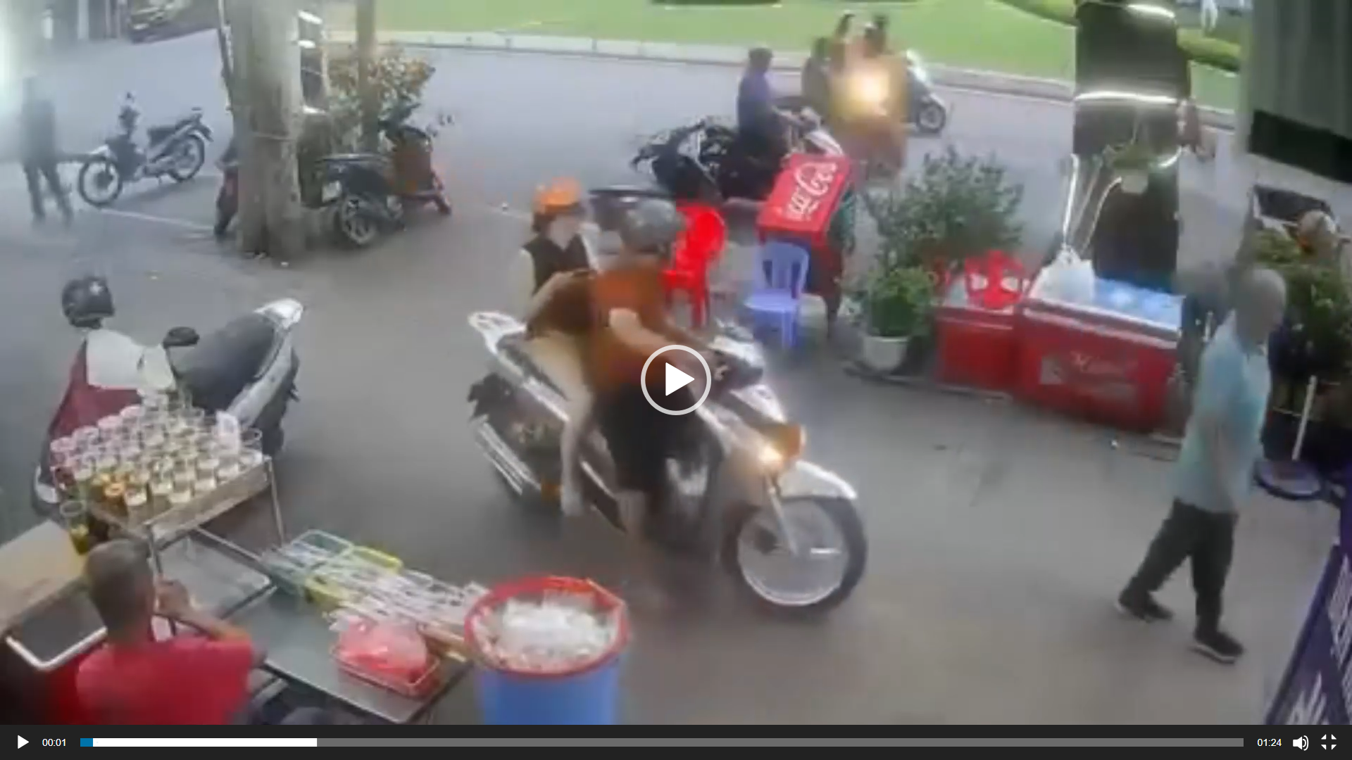 Khoảnh khắc được cho là Ngân 98 đi ăn với Lương Bằng Quang, đang trên đường về thì bị cơ quan chức năng bắt giữ