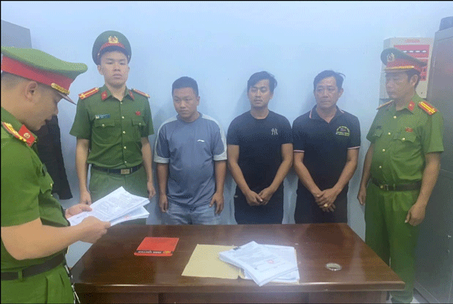 Tài xế xe đầu kéo chặn đầu xe khách để xử lý mâu thuẫn: Trạm thu phí ùn tắc nghiêm trọng gây bức xúc