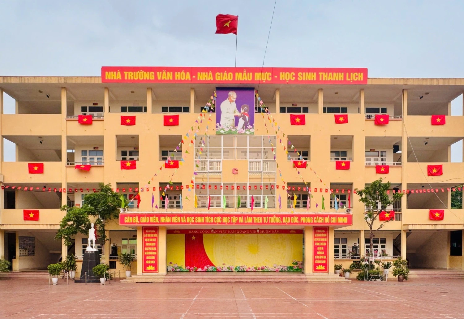 Quảng Ninh: Cảnh cáo cán bộ phường có con được sửa điểm