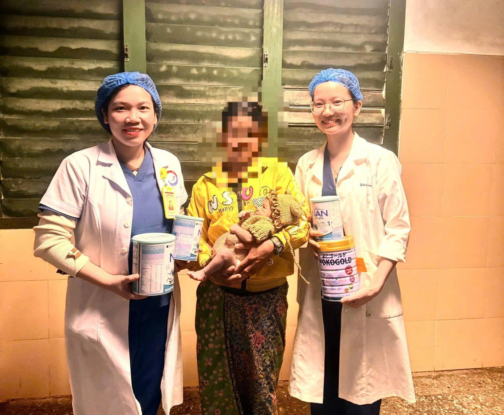 Bé sơ sinh 5 ngày tuổi bị th,ủng dạ dày vì người nhà cho ăn cơm ngay từ những ngày đầu sau sinh