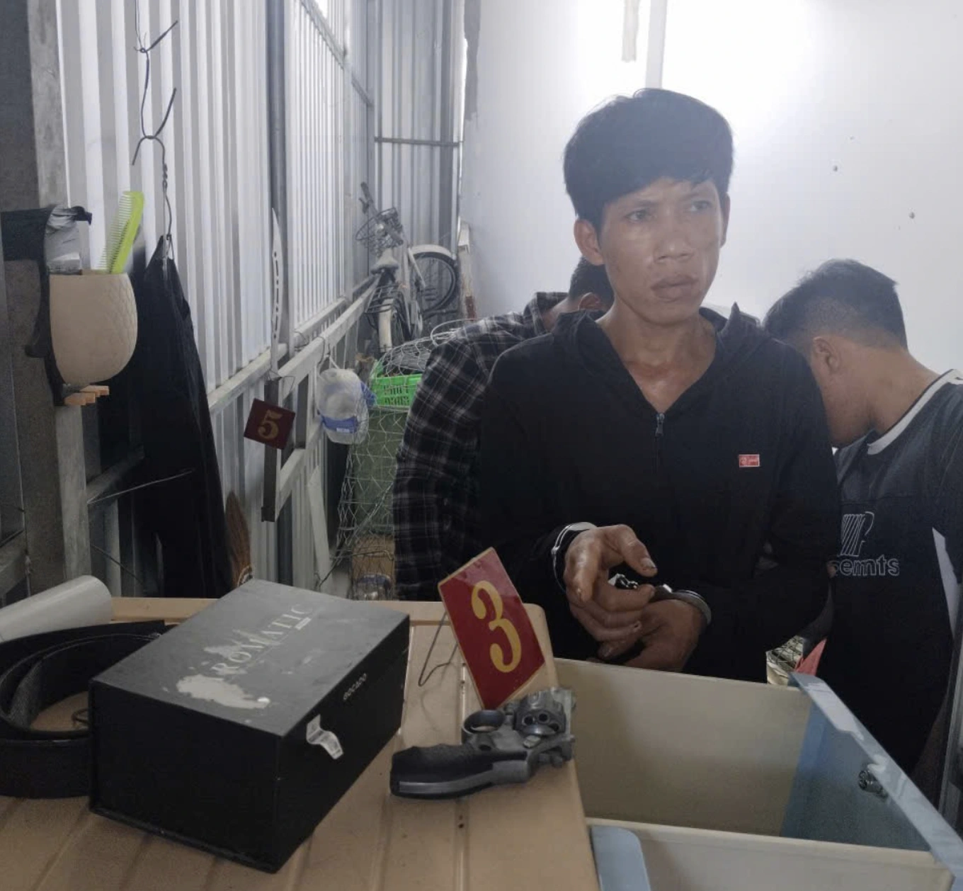 Tên trộm đánh rơi khẩu súng và 4 viên đạn