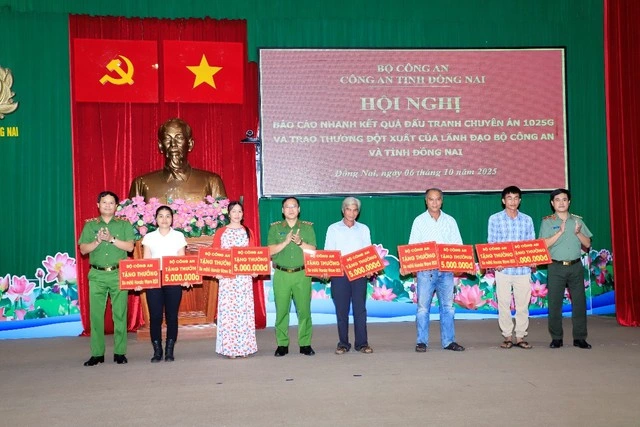 Bộ Công an thưởng tiền và xe máy cho 5 người có tin tố giác tội phạm