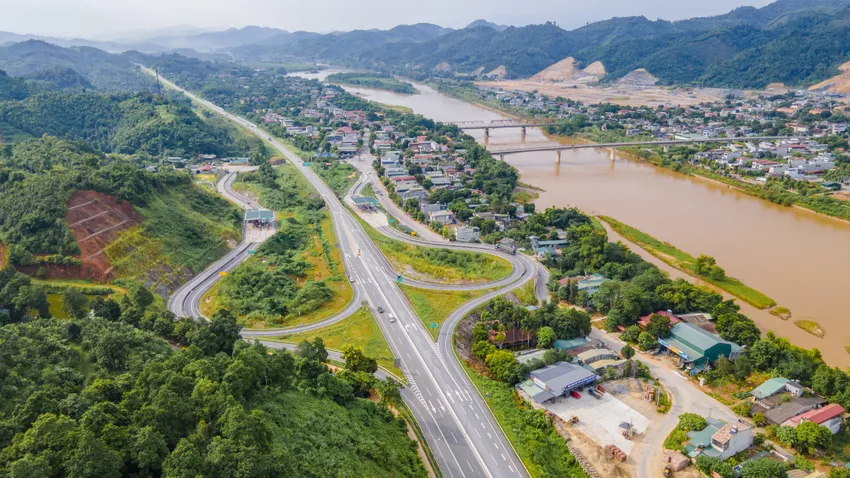 Cấm xe tải nặng, xe khách trên 29 chỗ chạy làn 1 cao tốc Nội Bài – Lào Cai