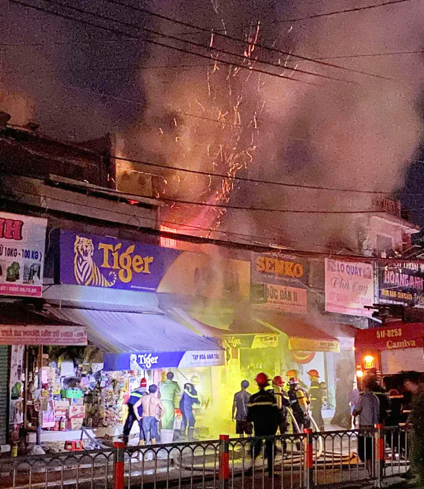 Cháy tiệm tạp hóa ở TP.HCM, 3 người thoát kịp