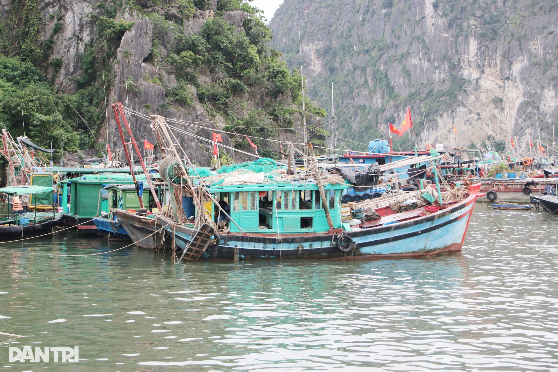 Tàu thuyền ở Quảng Ninh tìm khe núi neo đậu tránh trú bão Matmo