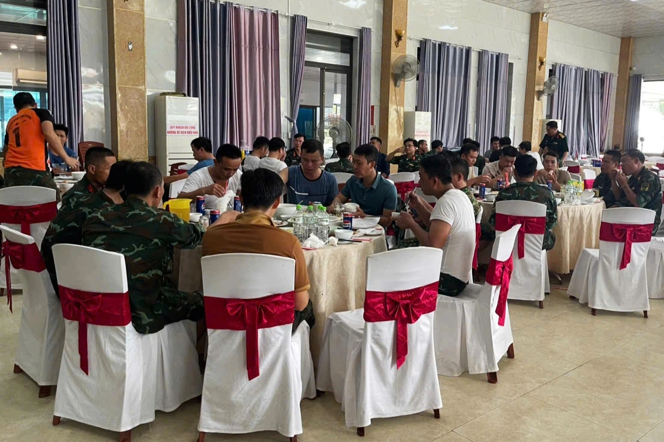 Chủ nhà hàng nấu 14 mâm cơm cảm ơn lực lượng khắc phục hậu quả bão số 10