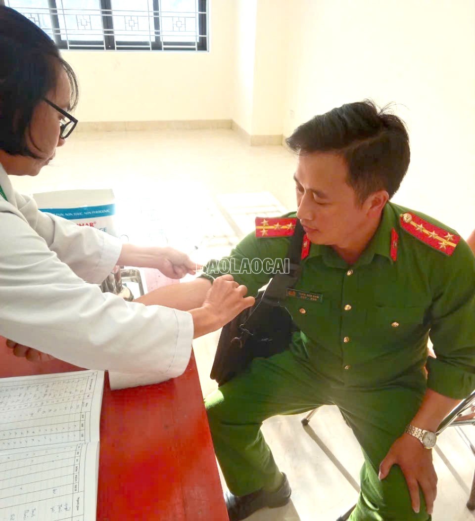 Lào Cai: Đại úy Công an xã kịp thời hiến máu cứu người bệnh nguy kịch