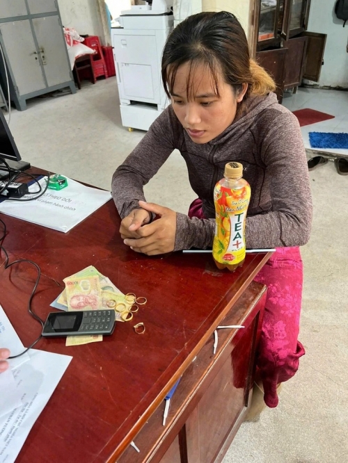 Người phụ nữ quật ngã cụ ông 89 tuổi để c.ướp điện thoại và 9 nhẫn vàng