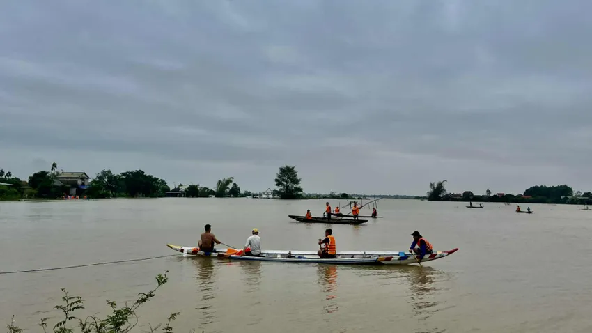 Đi sạc pin điện thoại, 2 cha con ở Huế bị lật ghe, mất tích