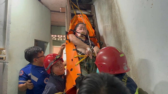 Người phụ nữ nặng hơn 100 kg vừa được cảnh sát TP HCM giúp đỡ