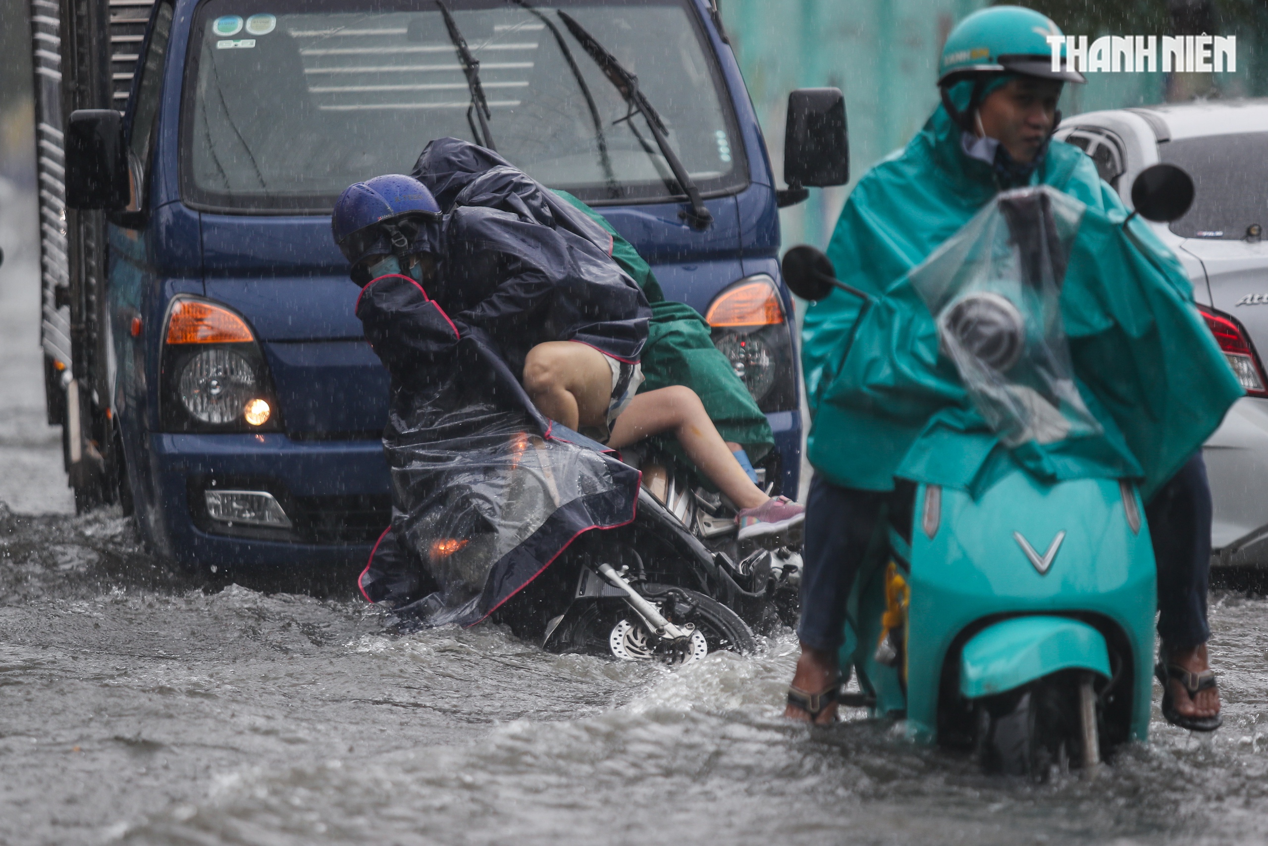 Mưa lớn ở TP.HCM: Xe chết máy la liệt, nhiều người té ngã vì ngập sâu