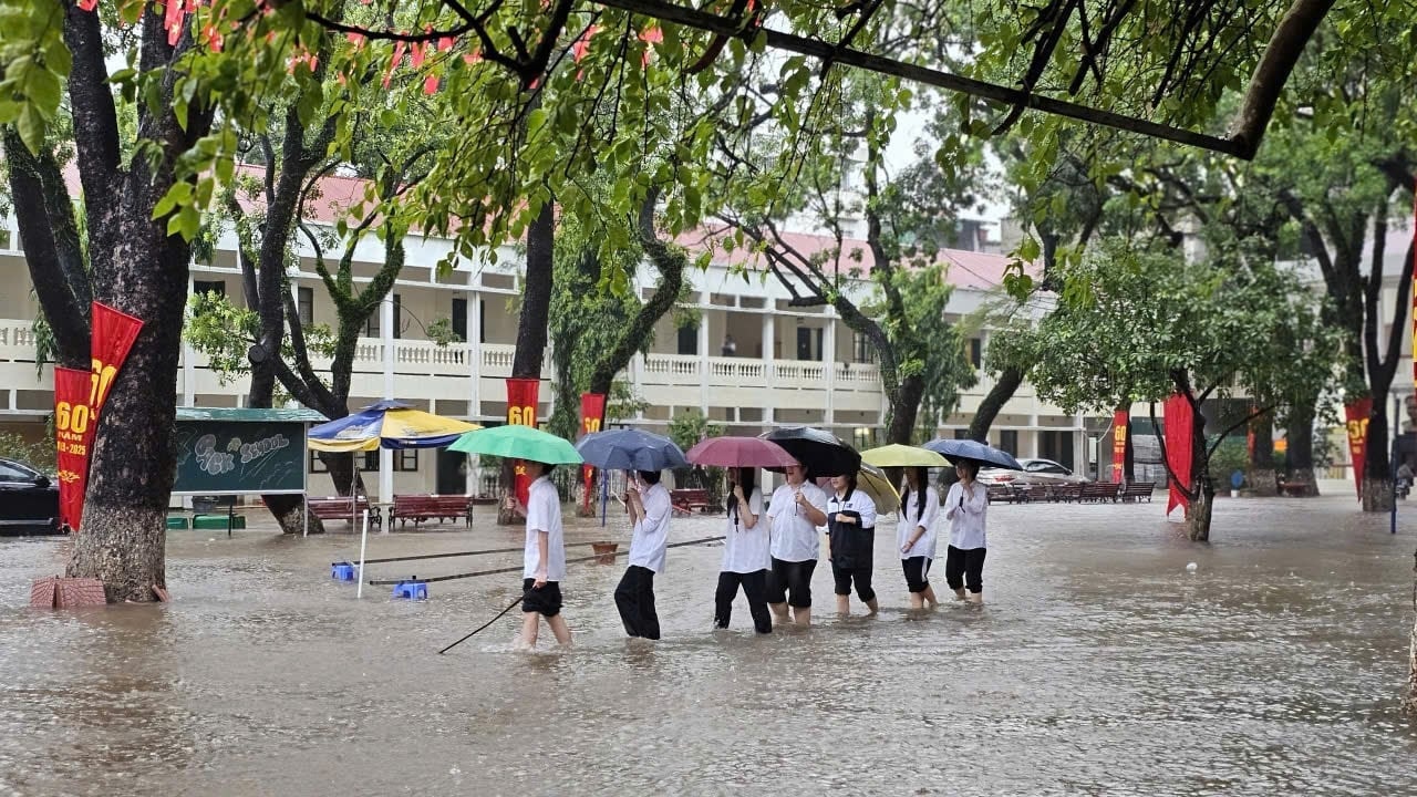 Sở GD-ĐT Hà Nội chỉ đạo khẩn ứng phó bão Matmo: Các trường tổ chức dạy học linh hoạt
