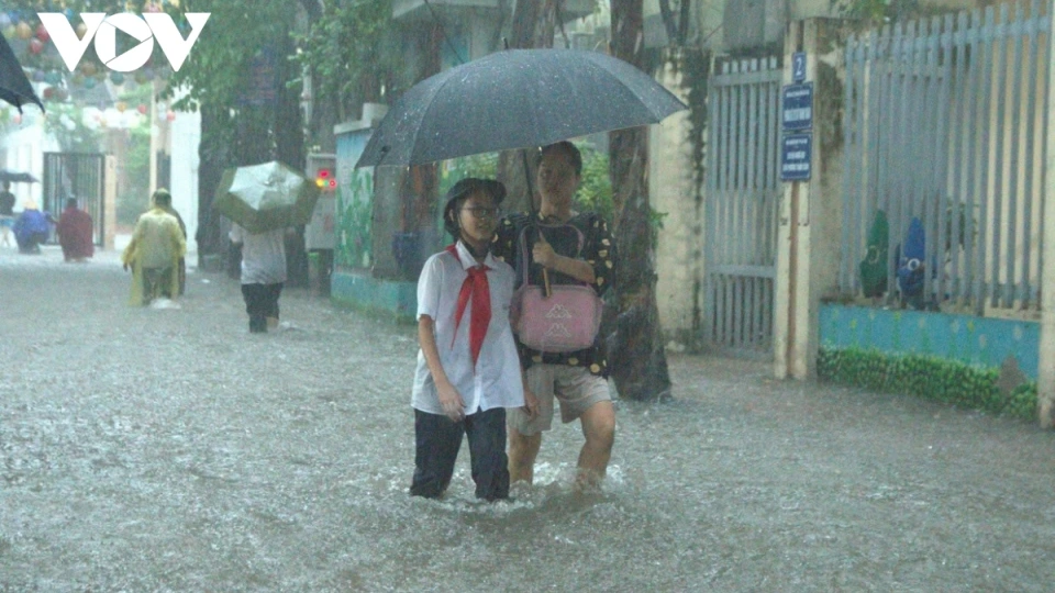 Bão số 11 Matmo đổ bộ vào Trung Quốc, miền Bắc Việt Nam mưa lớn diện rộng