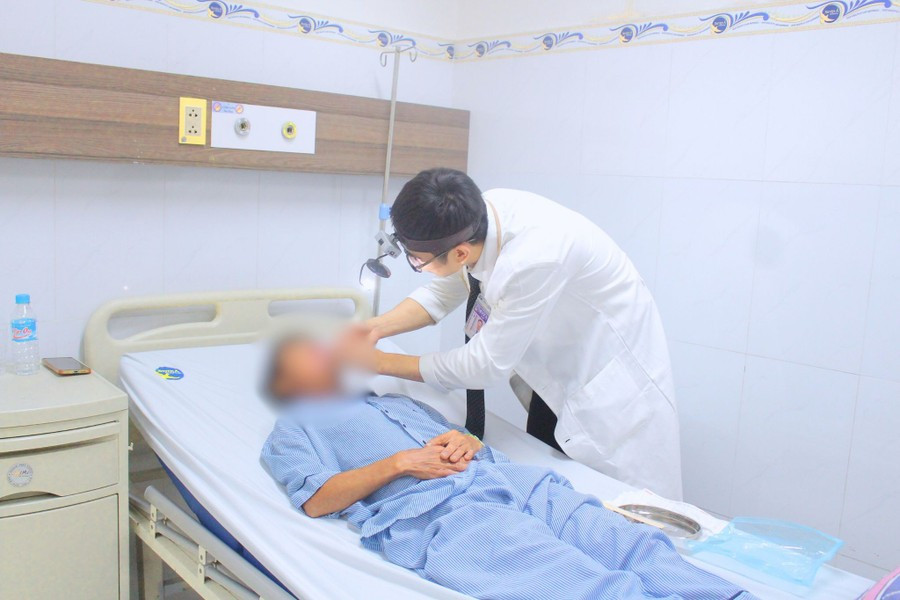 Người đàn ông 46 tuổi bị thủng xoang hàm sau nhổ răng khôn