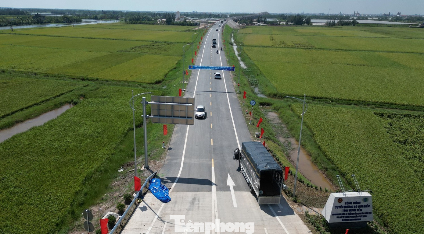 Cận cảnh tuyến đường ven biển với 12 cầu vượt tại tỉnh Hưng Yên vừa thông xe