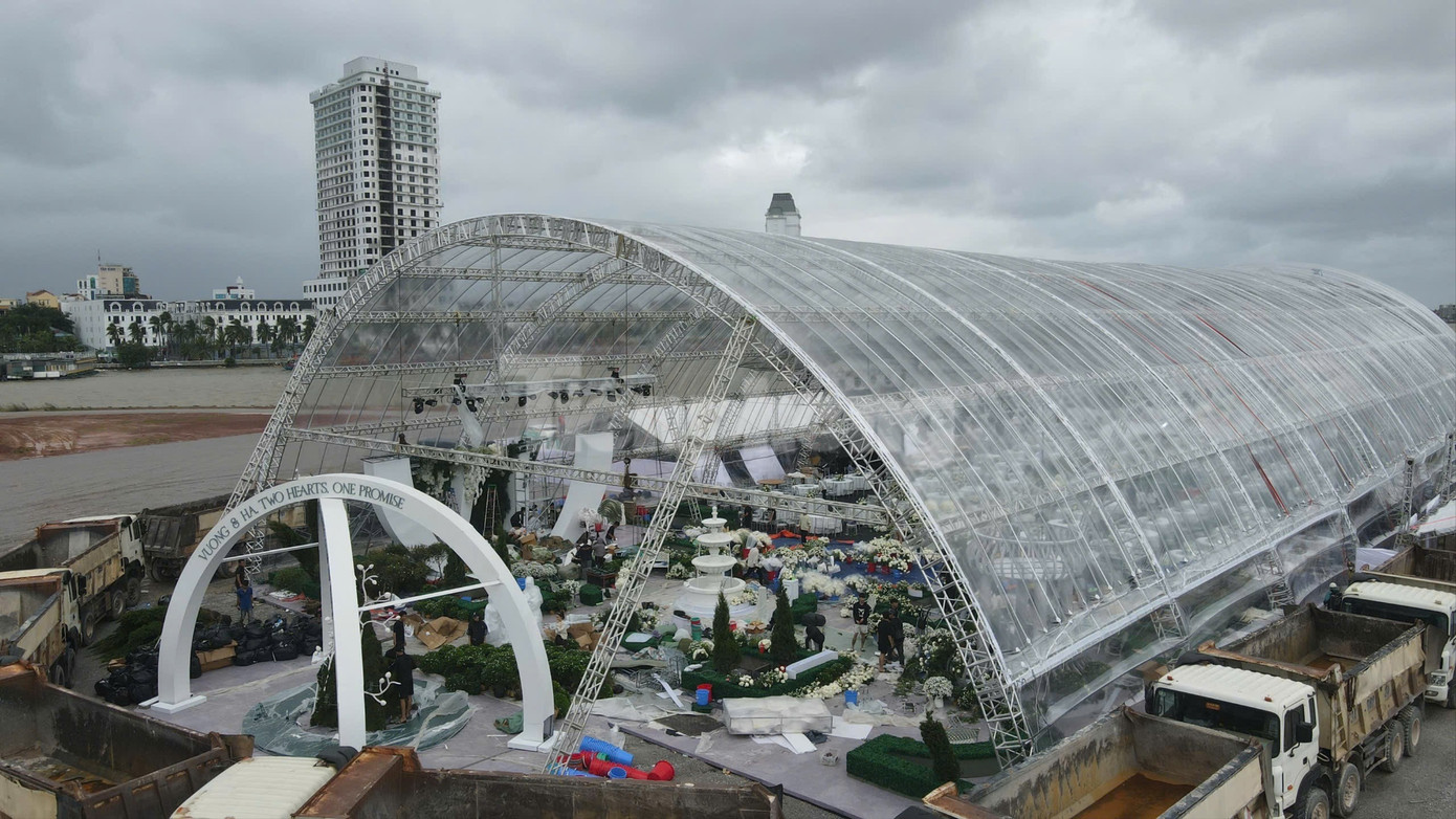 Bên trong rạp cưới mái vòm 3.000 m2 được nhà chồng Đỗ Thị Hà dựng bên bờ sông Nhật Lệ