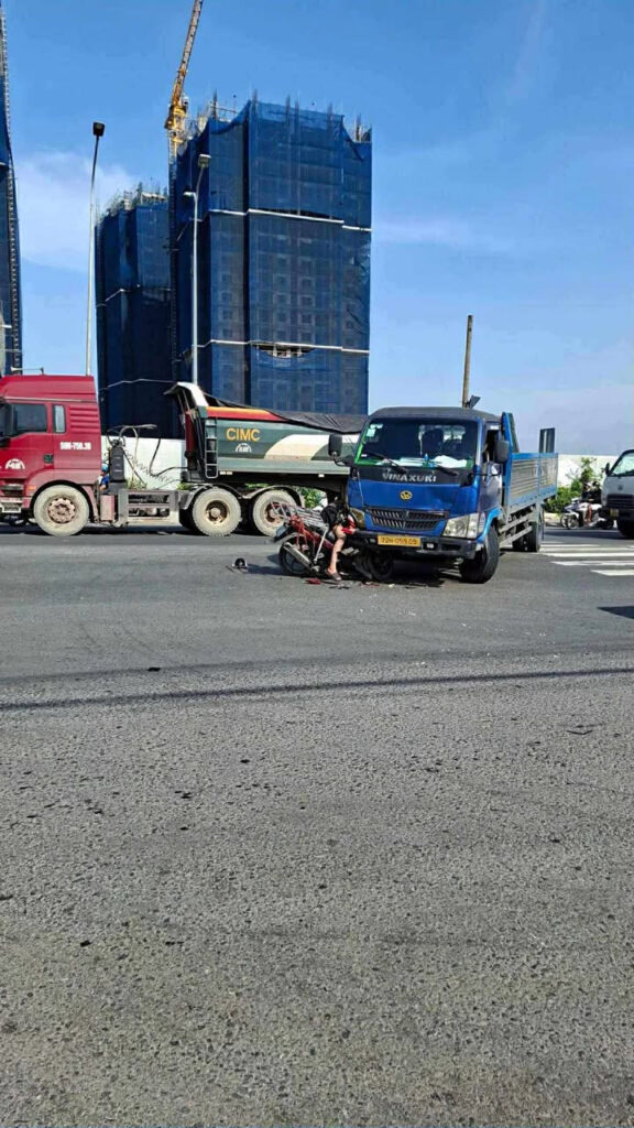 Đồng Nai: Va chạm nghiêm trọng với xe tải, 1 thanh niên tử vong tại chỗ