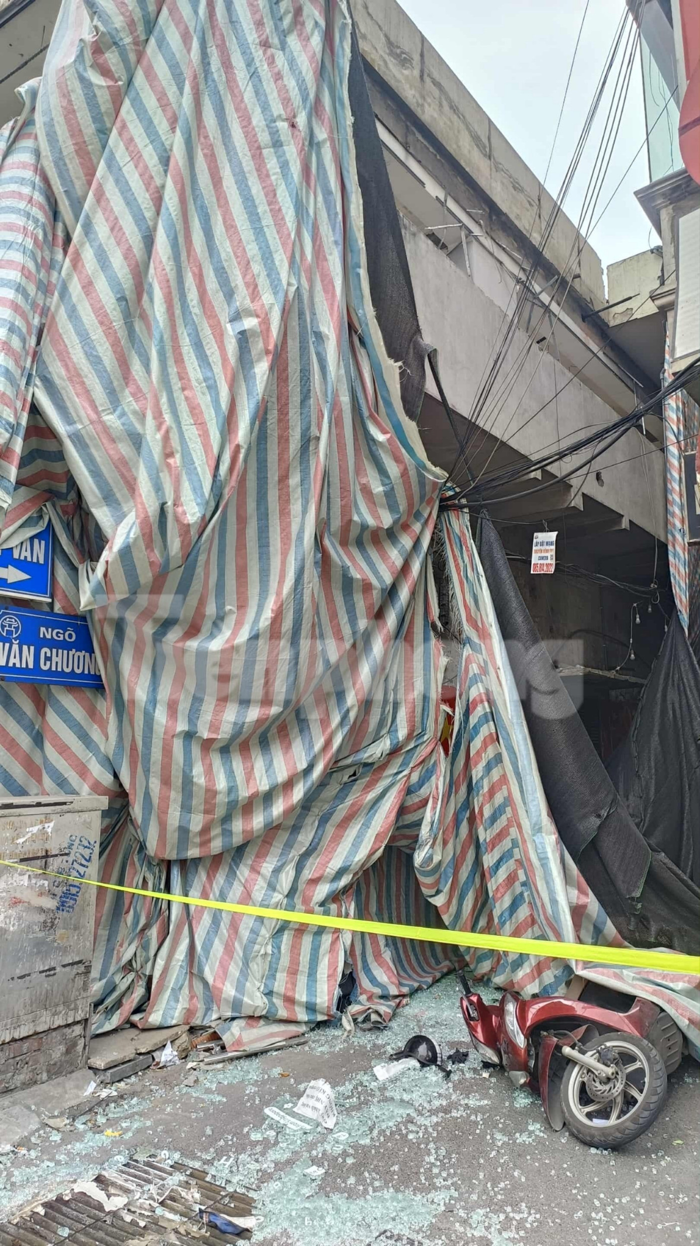 Bê tông rơi trúng hai người đi xe máy ở Hà Nội: Người đàn ông đã tử vong