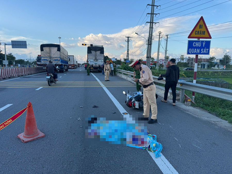 Xe máy va chạm với xe tải trên quốc lộ 1A khiến 1 phụ nữ tử vong