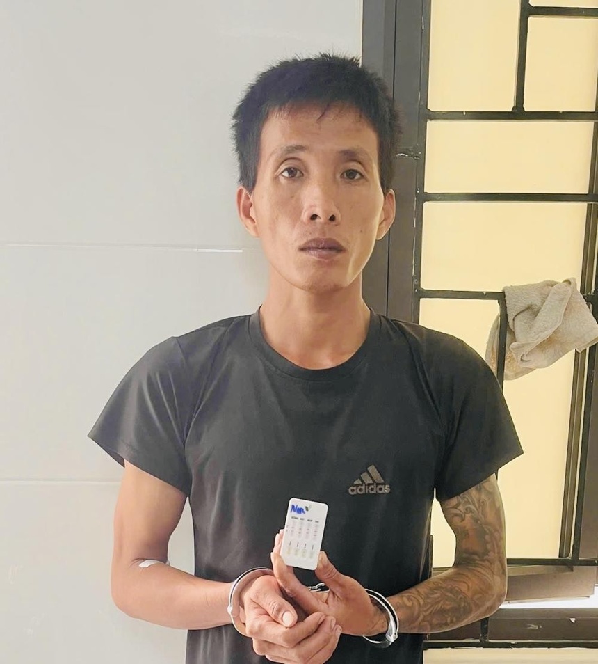 Cha dượng dùng gậy gỗ, búa đinh đánh đập bé gái 9 tuổi ở Hà Tĩnh