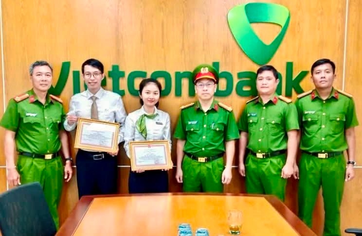 Phối hợp bắt đối tượng gây rối, nữ nhân viên ngân hàng được Giám đốc Công an khen thưởng
