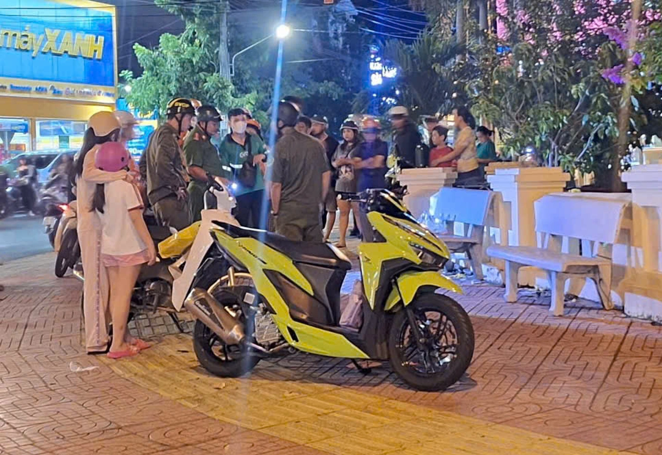 Người đàn ông ở Lâm Đồng gục bên lề đường với vết thương trên ngực