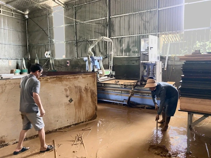 Tiền tỷ trôi theo nước lũ, nhiều hộ gia đình ở Thanh Hóa khóc ròng