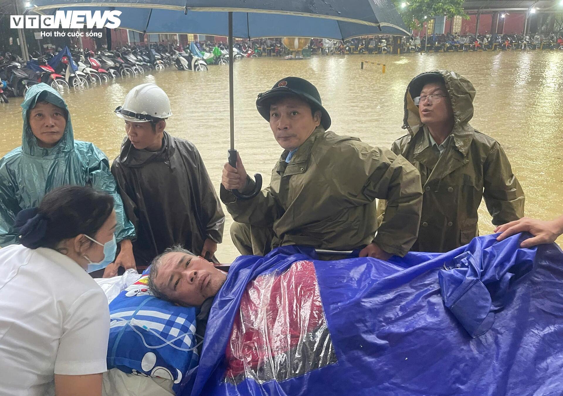 Huế: Mưa lớn gây sập cầu, Công an sơ tán bệnh nhân trong biển nước, di chuyển dân đến trú tại trụ sở