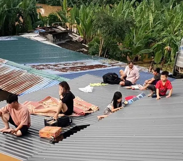 Ngập lụt lịch sử tại Thái Nguyên: Người dân leo nóc nhà, Công an căng mình cứu trợ