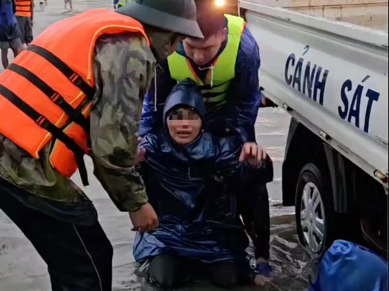 Người mẹ gào khóc khi con trai bị cuốn trôi giữa dòng nước lũ