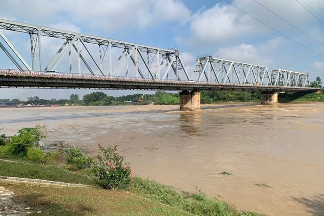 Lật tàu trên sông ở Phú Thọ, nghi có người mất tích