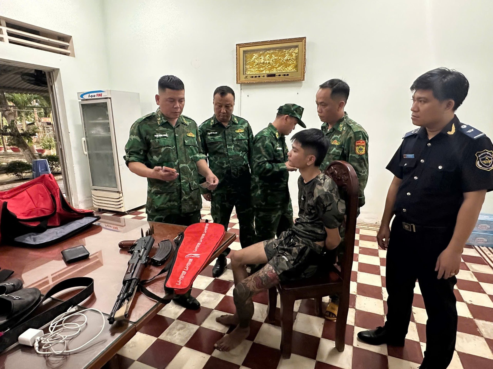 Bắt đối tượng giấu súng AK, 6 viên đạn qua biên giới Tây Ninh