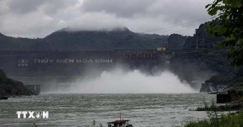 Đóng 1 cửa xả đáy hồ thủy điện Hòa Bình sau 2 ngày vận hành xả lũ