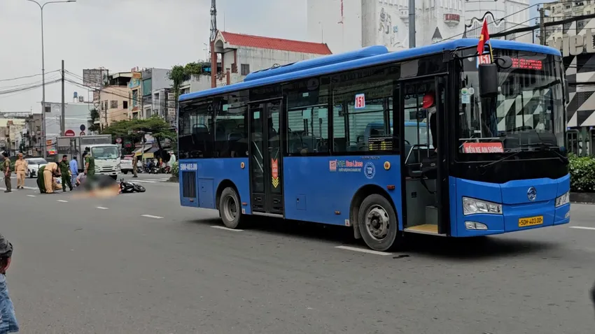 Va chạm giữa xe buýt và xe máy trên đường Lê Quang Đạo, xã Bà Điểm, TP.HCM khiến nữ sinh năm nhất tử vong, giao thông qua khu vực ùn ứ kéo dài