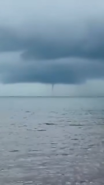 Cận cảnh Lốc xoáy, hay còn gọi là vòi rồng xuất hiện trên biển đoạn nhà thờ Đổ (Nam Định cũ) trưa nay