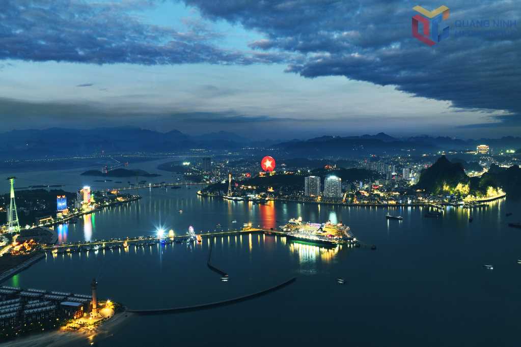 Vịnh biển nào ở Quảng Ninh điện sáng như sao sa, cây cầu Tình Yêu vắt qua đẹp ngỡ ngàng