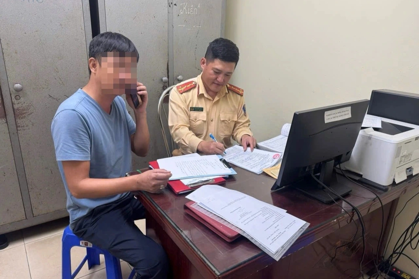 Phạt lái xe cứu hộ đi qua dải phân cách trong ngày Hà Nội mưa ngập