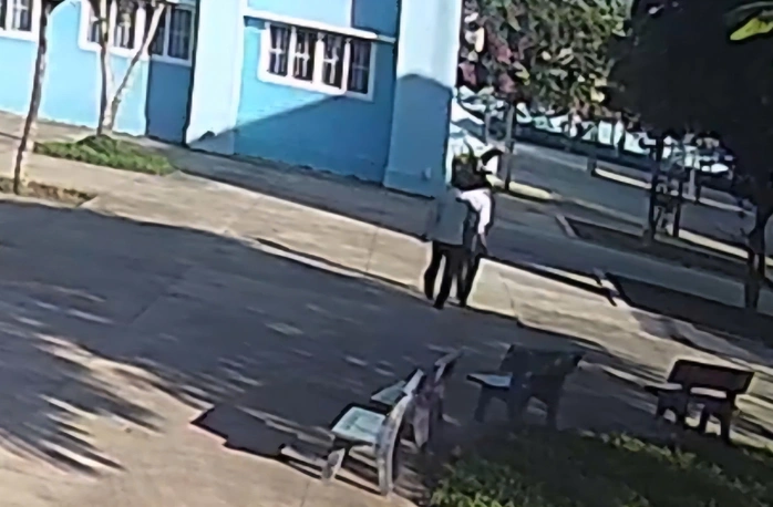 Nhà trường lên tiếng vụ thầy giáo bóp cổ đồng nghiệp giữa sân: Hé lộ nhiều hành vi bất thường