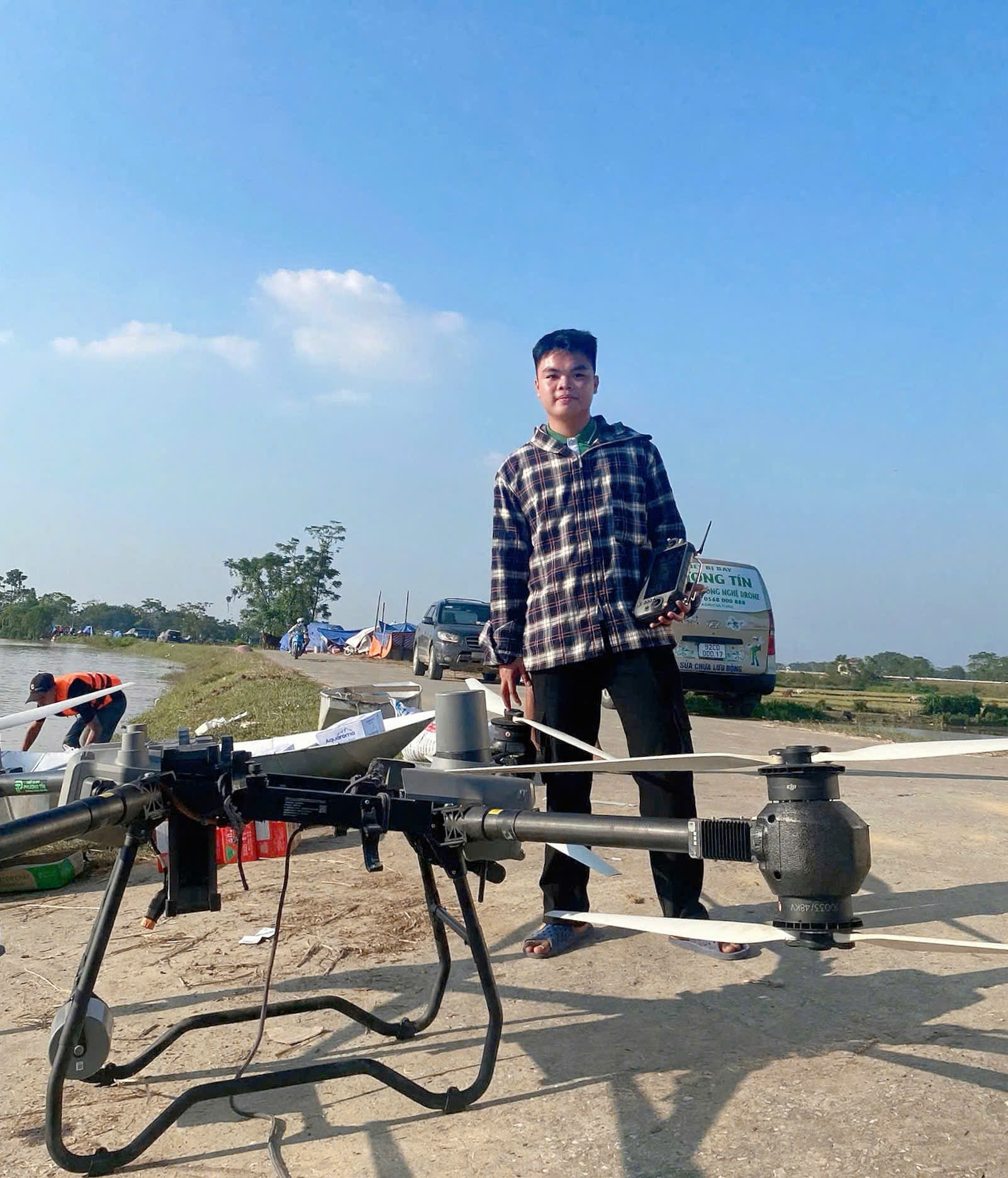 Nguyễn Đại Phát, SN 2006 đem drone giá 400 triệu “cứu” người bị cô lập ở vùng lũ Bắc Ninh