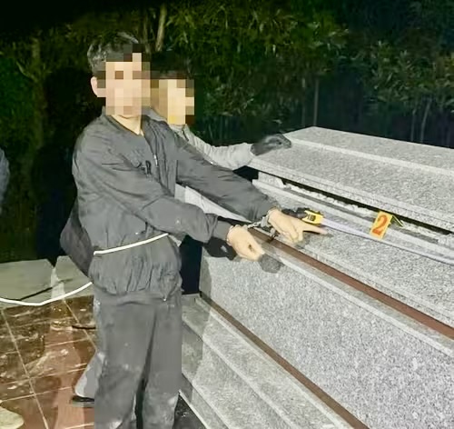 2 đối tượng cất giấu hơn 2.000 viên ma túy tại nghĩa địa để “dùng dần”