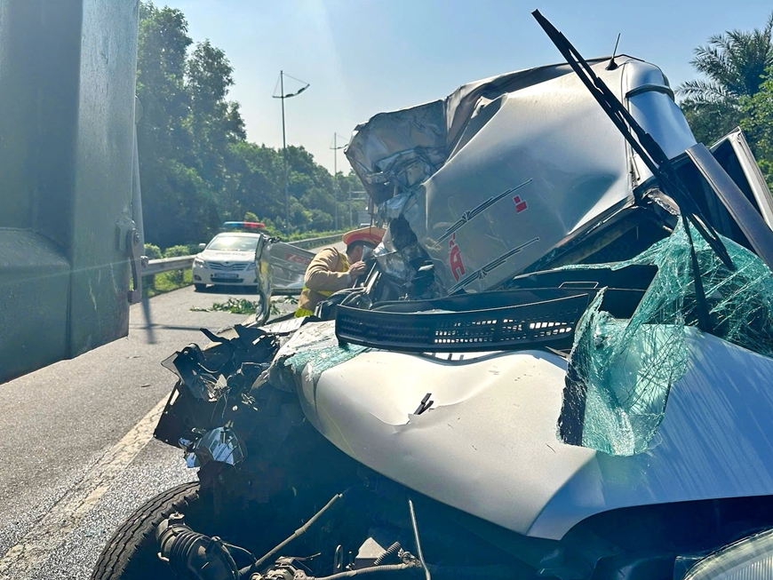 Kịp thời giải cứu hành khách bị mắc kẹt trên cabin xe sau tai nạn giao thông