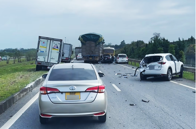 Khoảnh khắc xe tải tông trúng hàng loạt phương tiện trên cao tốc Hà Nội – Thái Nguyên