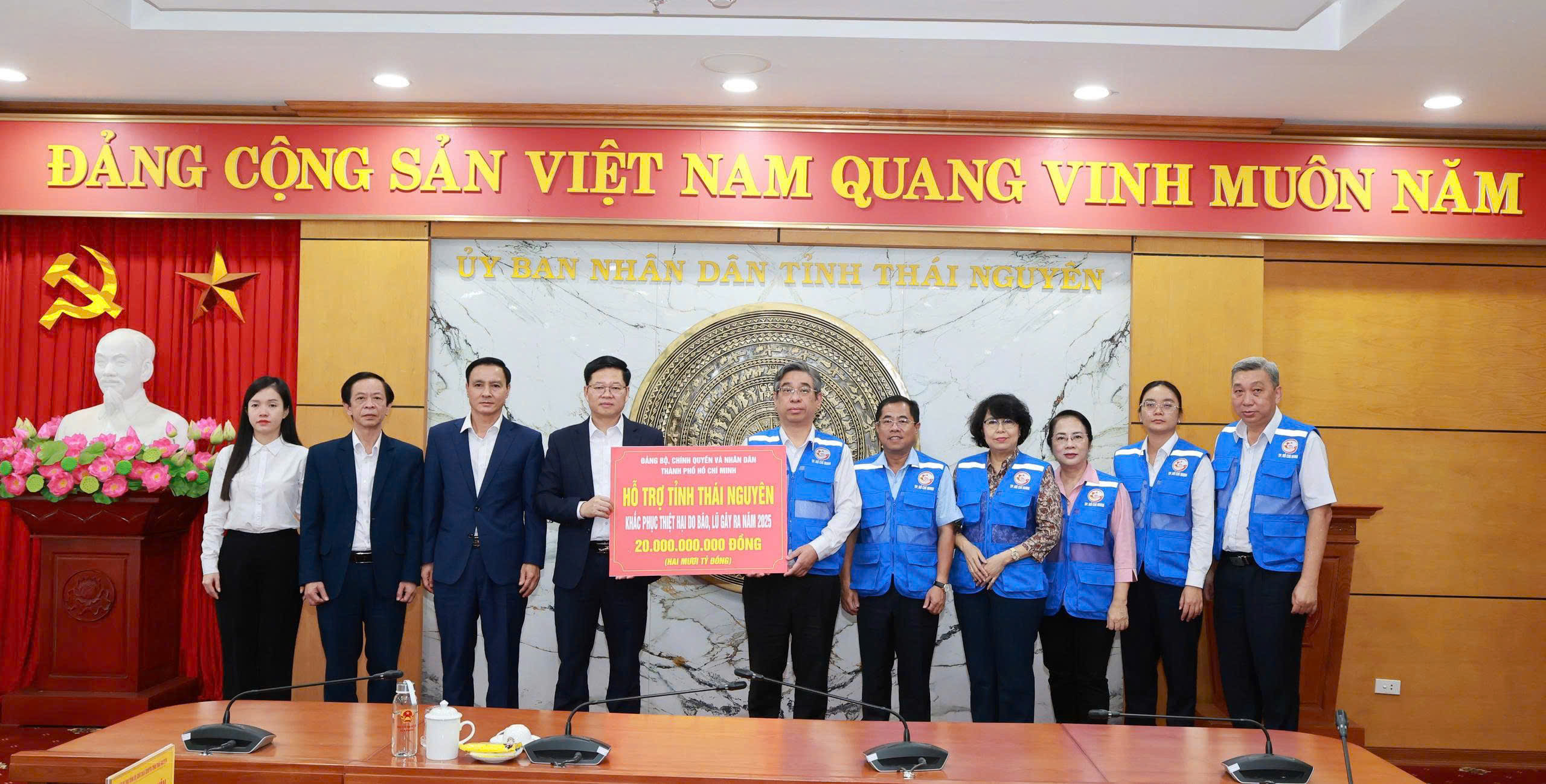 Thành phố Hồ Chí Minh trao 20 tỷ đồng hỗ trợ tỉnh Thái Nguyên khắc phục hậu quả thiên tai