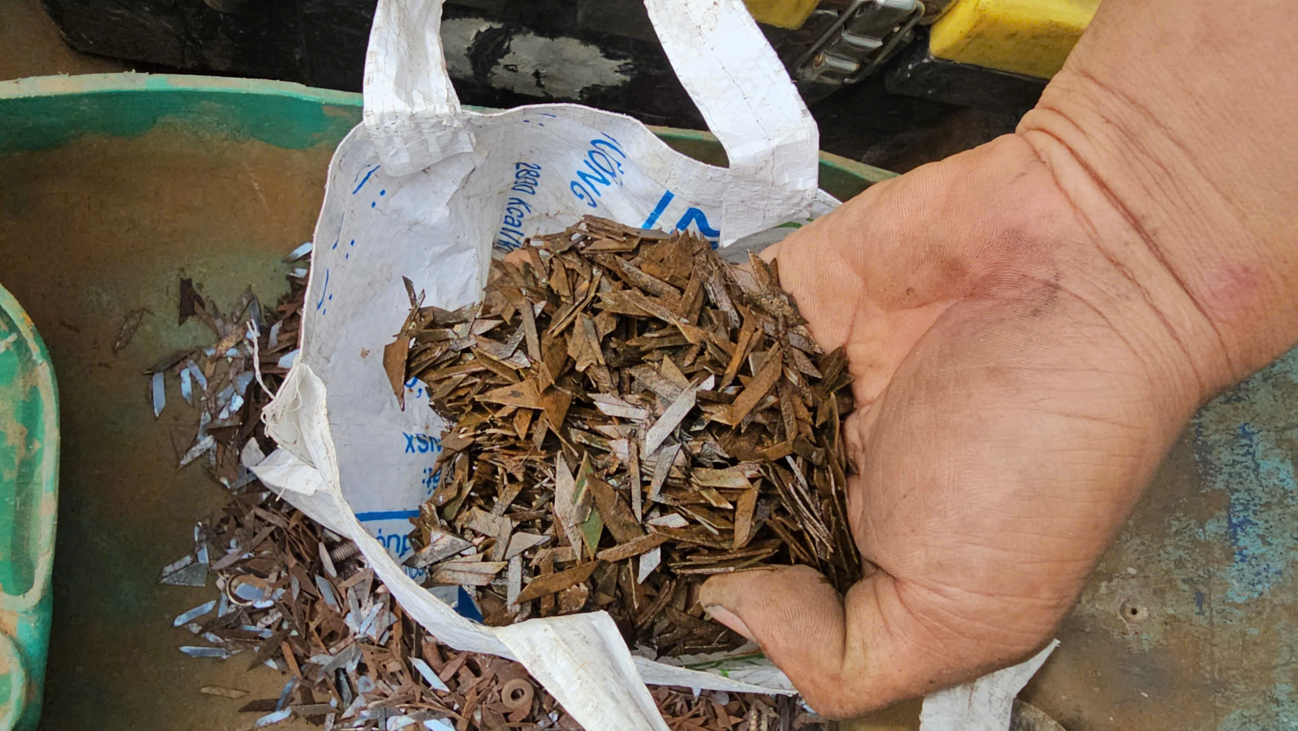 Choáng váng với vật sắc nhọn thu gom trên đường Đỗ Mười