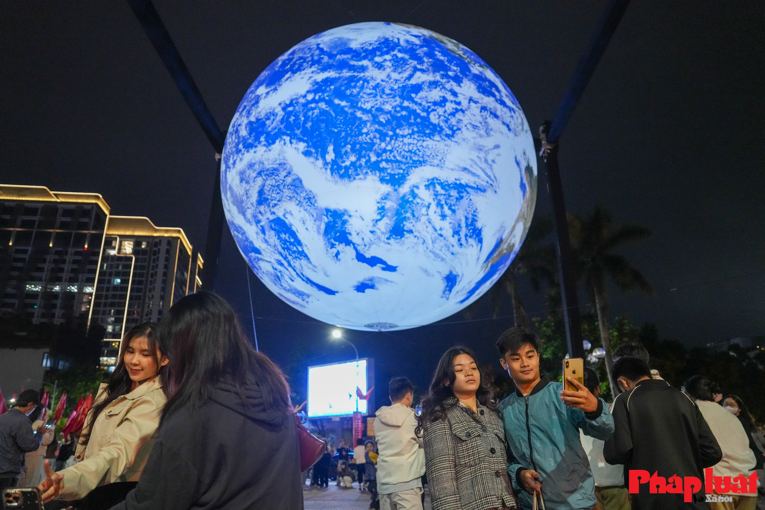 Giới trẻ Hà Nội nô nức check in cùng Trái Đất lơ lửng bên Hồ Tây